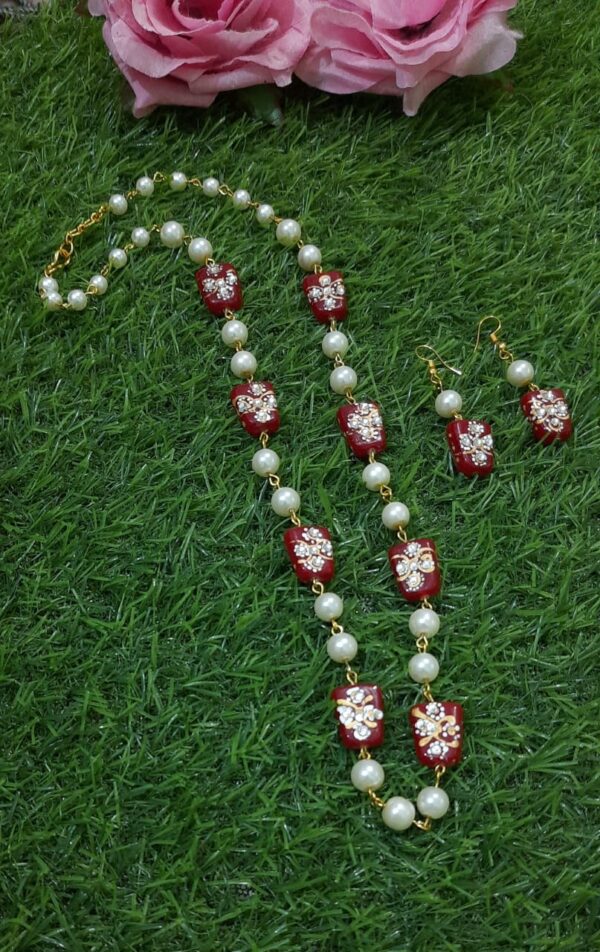Pearls and Maroon Thermal Beads Neckpiece With Earrings - Image 4